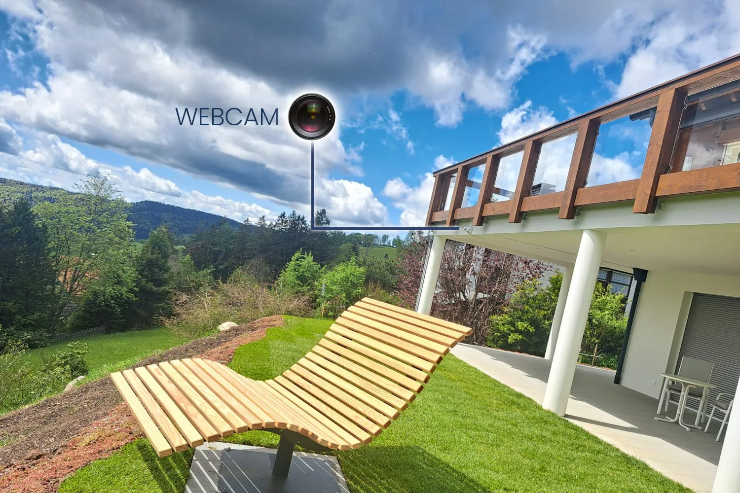 Talseitiger Blick auf das verschneite Chalet Foret Ferienhaus mit eingezeichneter Webcam-Position
